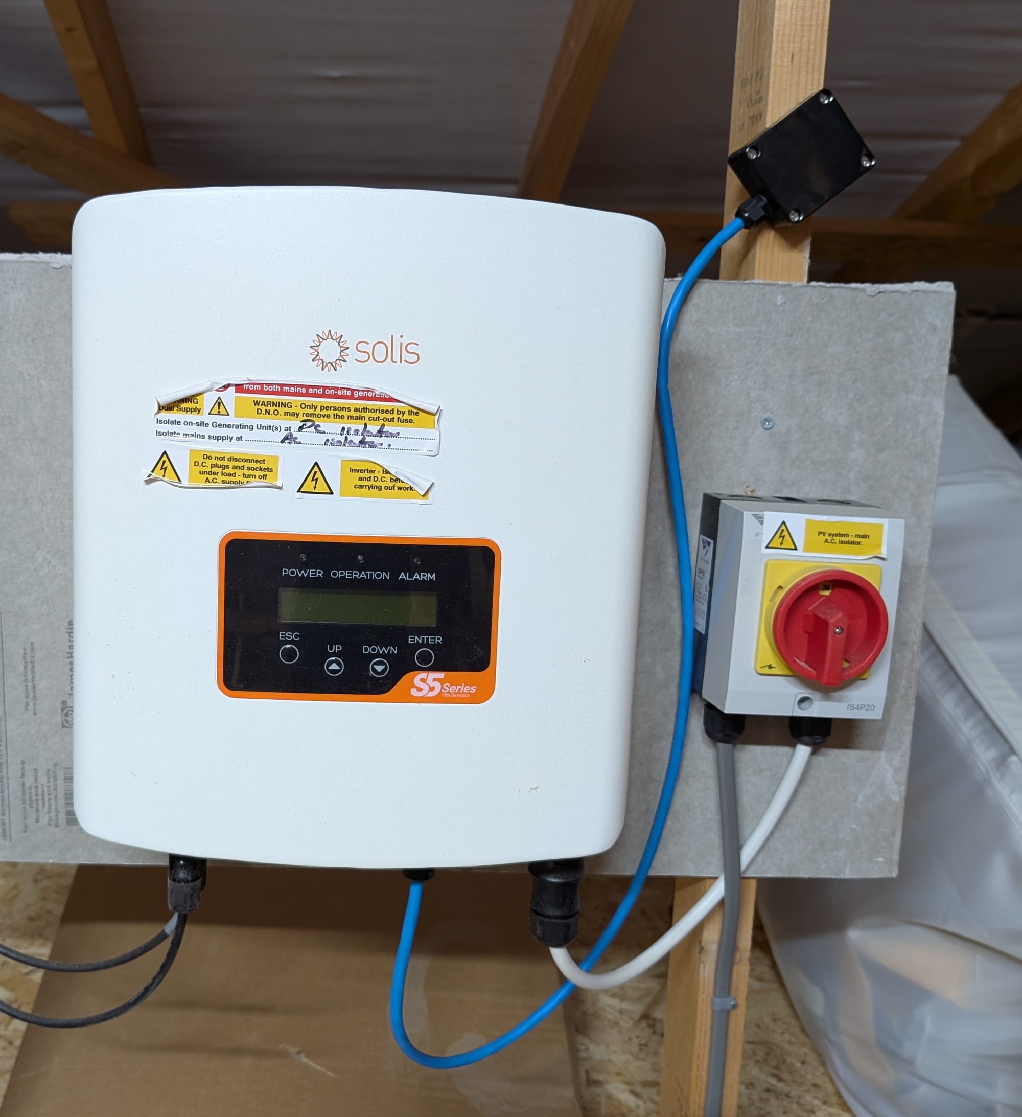 The datalogger installed on the inverter.